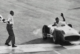 Fangio sacré meilleur pilote de tous les temps devant Prost et Alonso